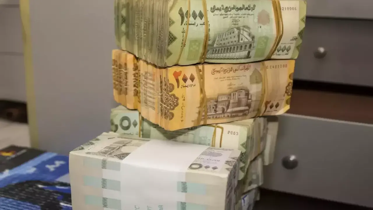 مليون موظف يمني يتسلمون أول راتب بعد 9 سنوات توقف وتأثيره على تحسين ظروف الحياة اليومية